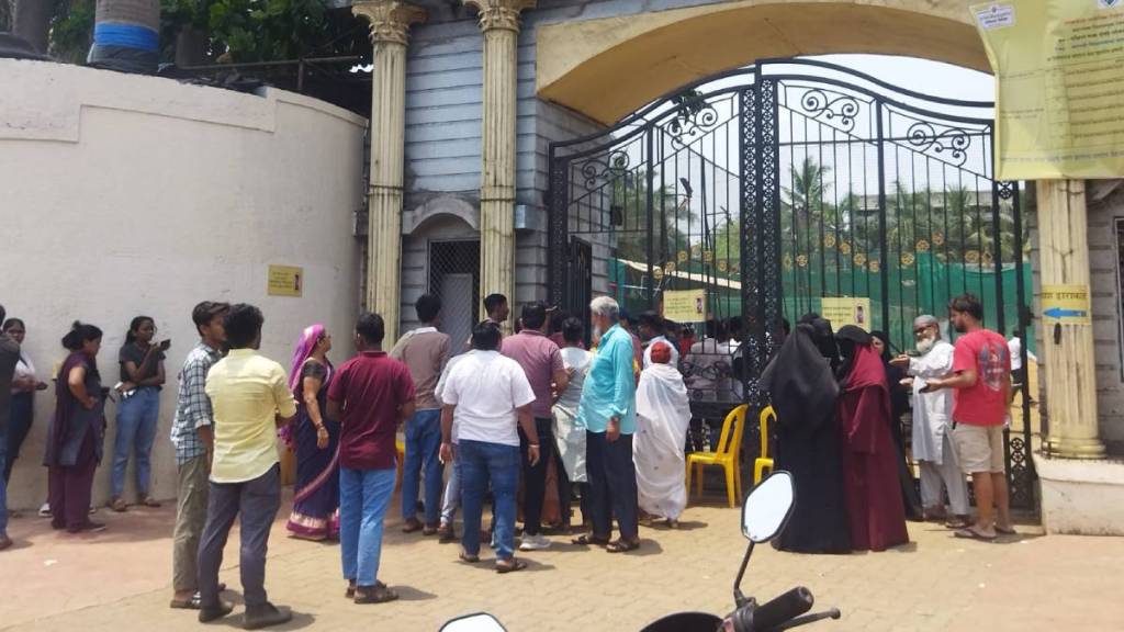 queues, vote, Dharavi,