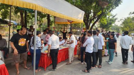 Arguments between police and voters at many places due to the ban on entry into polling stations with mobile phones