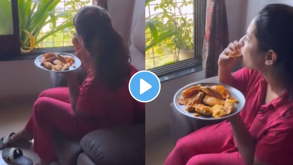 Marathi actress Priya Marathe eating mango video goes viral on social media Marathi actress Priya Marathe eating mango video goes viral on social media
