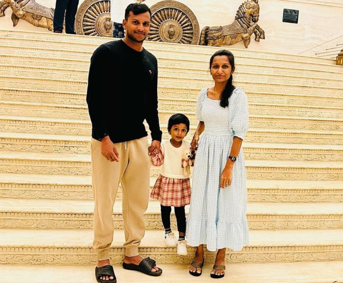 T Natarajan love story : भारतीय क्रिकेटर टी नटराजनची पत्नी त्याच्यासाठी खूप भाग्यवान आहे. तो त्याच्या पत्नीला शालेय दिवसांपासून ओळखत होता, आज आपण या दोघांची प्रेमकहाणी कशी पुढे सरकली जाणून घेऊया.