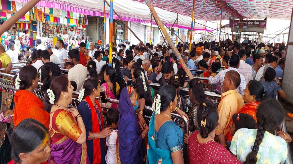 devotees , Mahalakshmi temple,