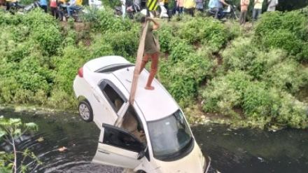 car Sinks in canal car Sinks in canal