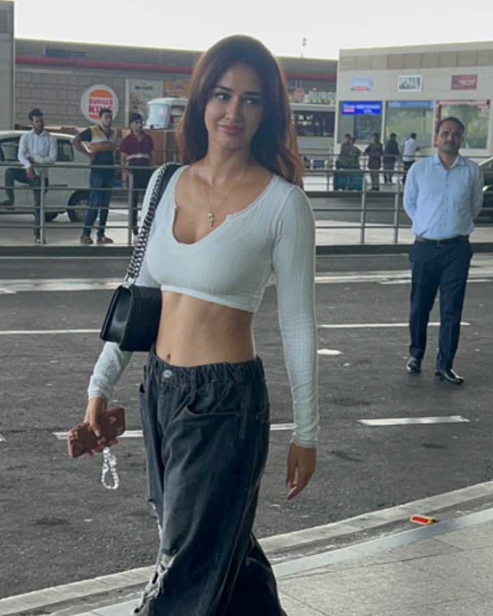 Disha Patani rocked a casual yet chic outfit as she was seen at the airport, ready to fly out. (Photo: Varinder Chawla)