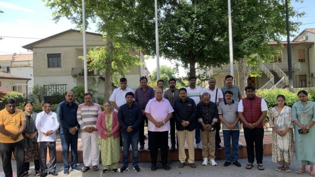 kolhapur district bank board of directors pay tribute to pn patil from Italy