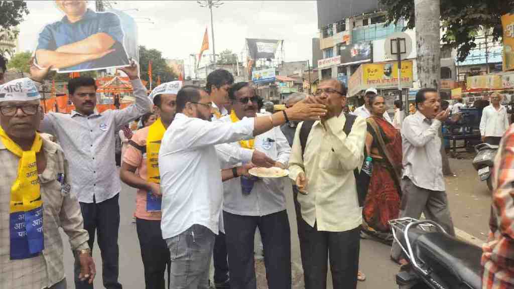 arvind Kejriwal, kolhapur, Supreme Court Grants Interim Bail to arvind Kejriwal, AAP Supporters distributed sugar in Kolhapur, AAP Supporters Celebrate in Kolhapur, kolhapur news, aap news, Arvind Kejriwal news, marathi news,