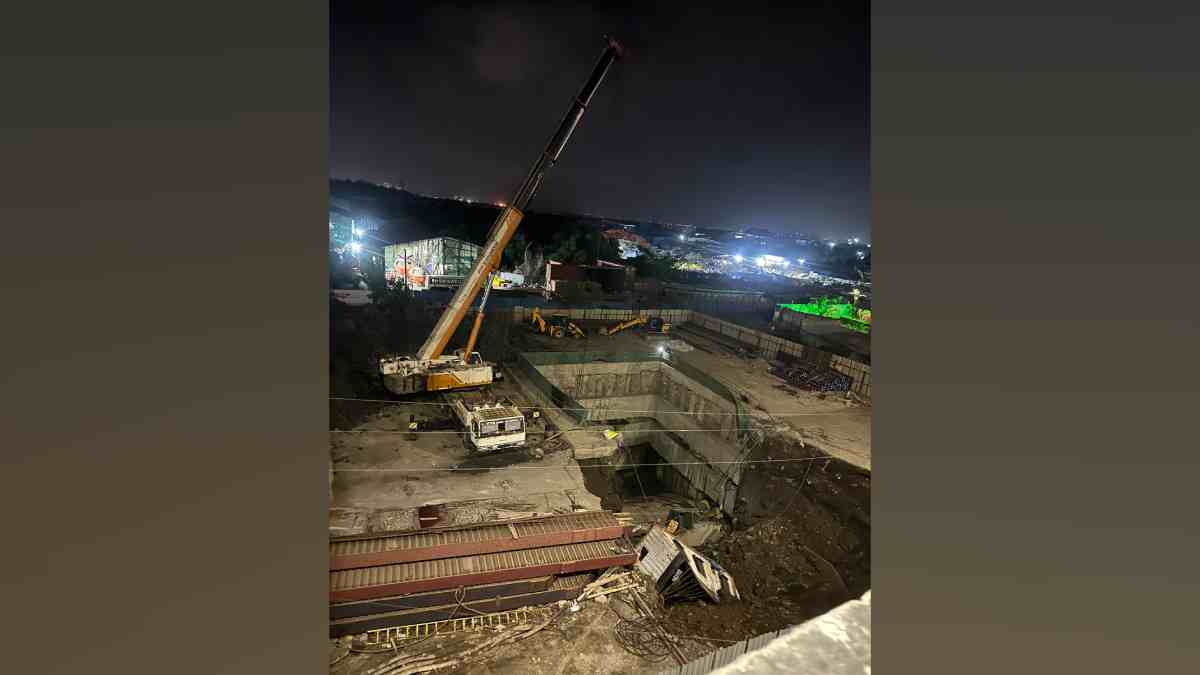 Vavassi Sinking वसई: वर्सोवा पुलाजवळ सुर्या जलवाहिन्या टाकण्याच्या कामा दरम्यान भूस्खलन ...
