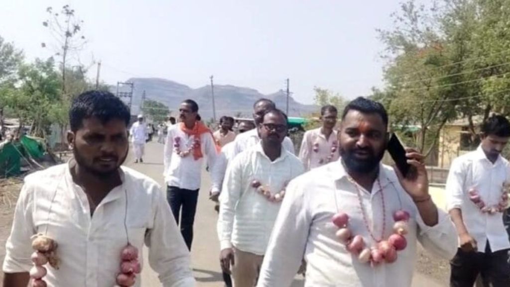 Voting by wearing onion garlands to protest against the central government