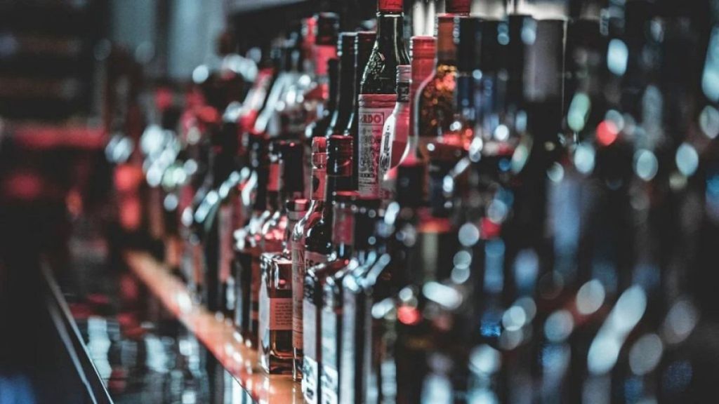 Police reminded of pub rules after tragedy Police Commissioners order to close pubs and bars on time