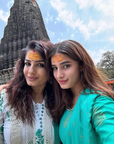 Raveena Tandon visited bhimashankar jyotirlinga with daughter rasha