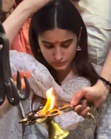 Raveena Tandon visited bhimashankar jyotirlinga with daughter rasha