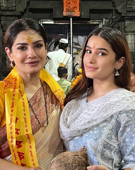 Raveena Tandon visited bhimashankar jyotirlinga with daughter rasha