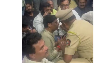 Ravindra Dhangekar has been protesting for two hours in Sahakarnagar police station in Pune