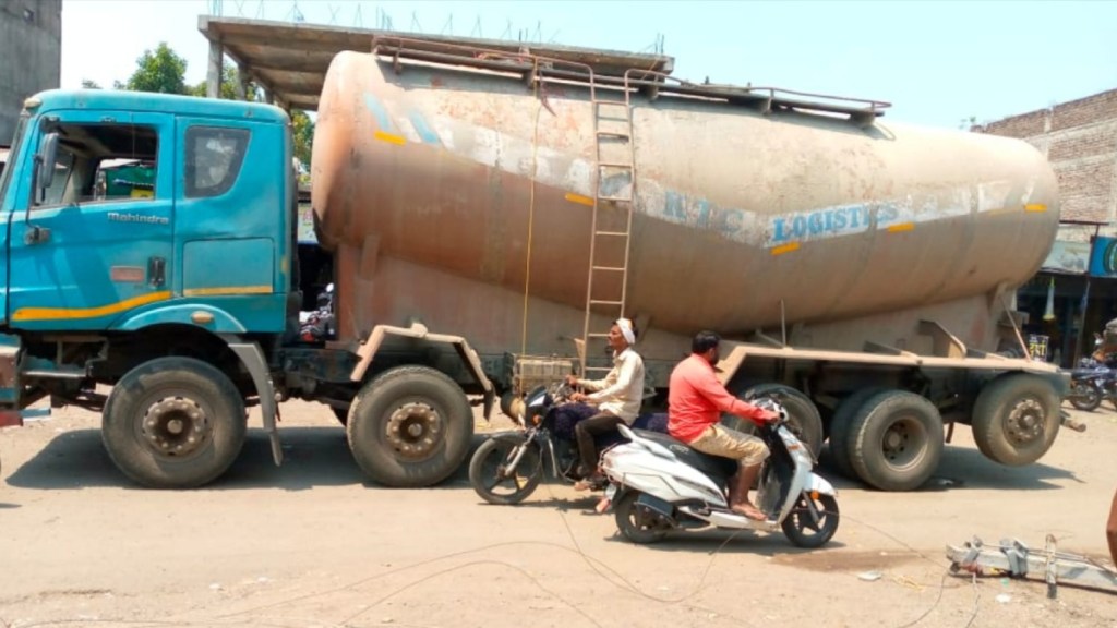 youth dies after cement electricity pole falls on him in yavatmal