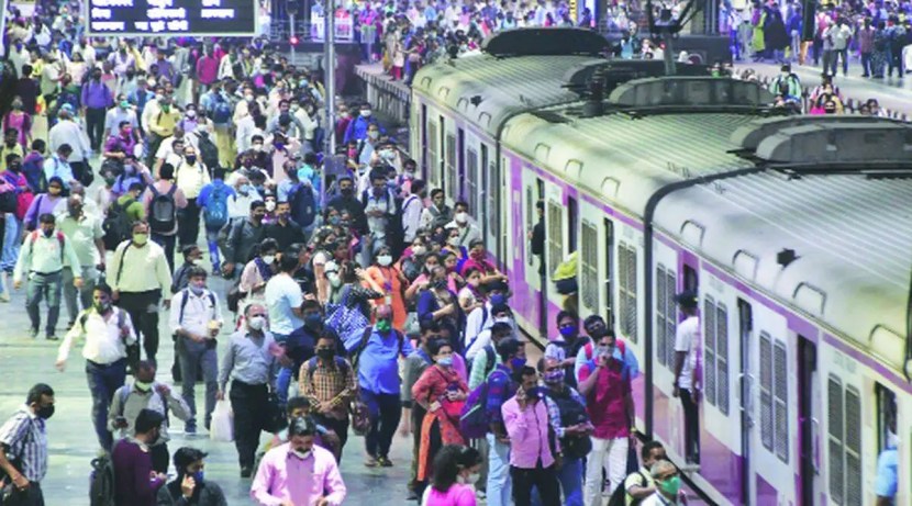 पण तुमच्या लक्षात आले आहे का की, प्रवाशांच्या सोयीसाठी एसी आणि स्लीपर कोचमध्ये दोन दरवाजे देण्यात आले आहेत तर जनरल डब्यांना तीन दरवाजे दिले असतात. पण याचं कारण काय, चला तर जाणून घेऊया...