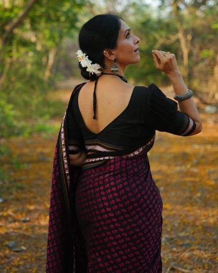 Aishwarya Narkar Hati Mor Cotton Khun Saree