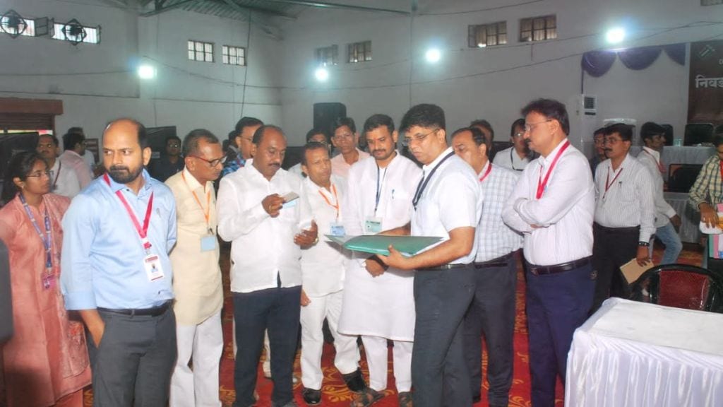 Fight between Congress and BJP in Akola Dr Abhay Patils lead from the first round Fight between Congress and BJP in Akola Dr Abhay Patils lead from the first round