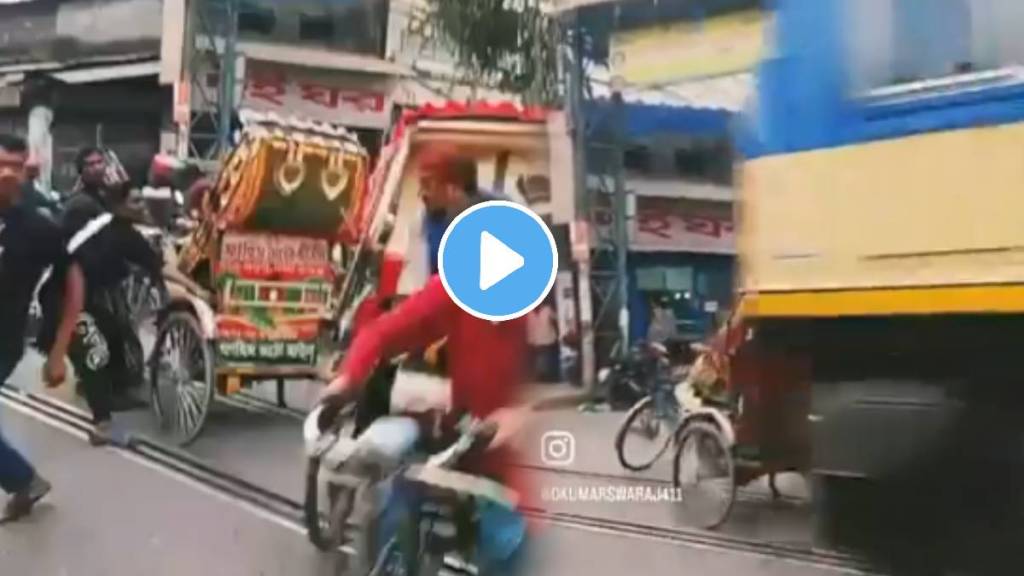 Railway crossing accident when Rickshaw Crushed in train track Railway crossing accident when Rickshaw Crushed in train track