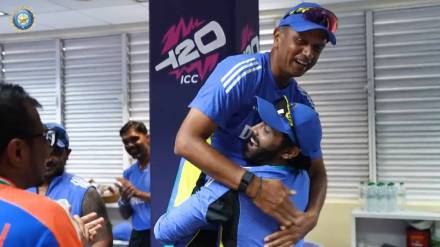 Ravindra jadeja Lifts Rahul Dravid After Wins Best Fielder Medal
