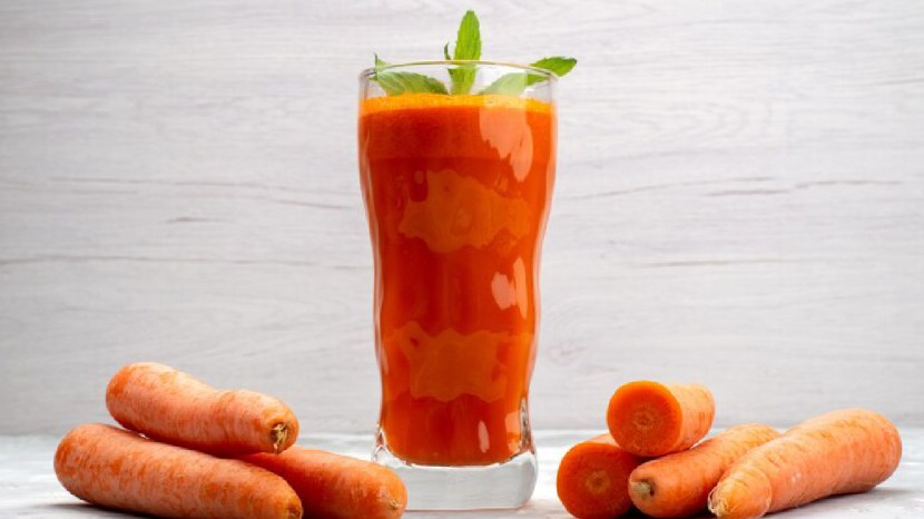Carrot Smoothie Recipe In Marathi : उन्हाळ्याच्या हंगामात, बर्याच लोकांना सनबर्नची समस्या उद्भवते, ही स्मुदी त्यांच्यासाठी खूप फायदेशीर आहे. त्यात भरपूर जीवनसत्त्वे आणि खनिजे असतात, जे शरीराच्या विषाक्त पदार्थांना बाहेर टाकण्याचे काम करतात. चला तर मग पाहूयात घरच्या घरी कशाप्रकारे हेल्दी स्मुदी तयार करायची.