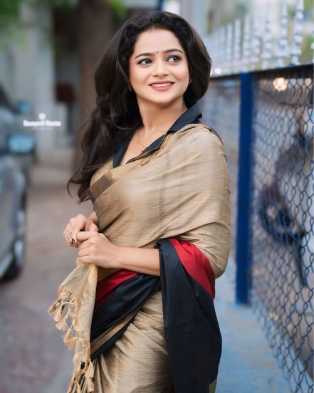Shivali Parab Golden Saree Look