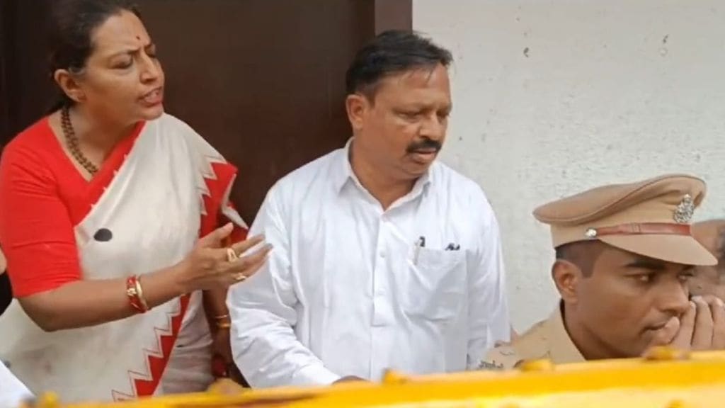 Argument between Yashomati Thakur and Chandrakant Patil Congress workers broke lock and took control of MP office Argument between Yashomati Thakur and Chandrakant Patil Congress workers broke lock and took control of MP office