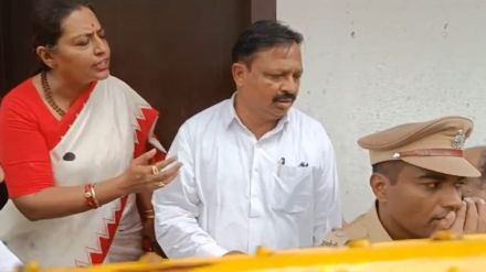 Argument between Yashomati Thakur and Chandrakant Patil Congress workers broke lock and took control of MP office Argument between Yashomati Thakur and Chandrakant Patil Congress workers broke lock and took control of MP office