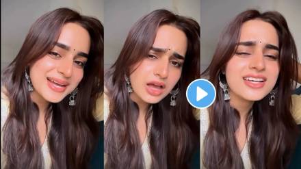 Bigg Boss fame Ayesha Khan talking marathi video viral