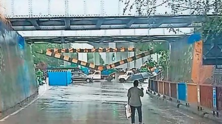 Traffic jam due to beam collapse in Airoli Traffic jam due to beam collapse in Airoli