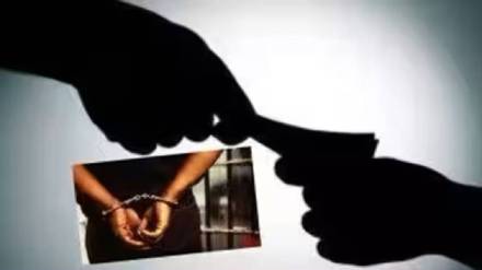 tehsildar and kotwal of kaij tahsil caught red handed while taking bribe