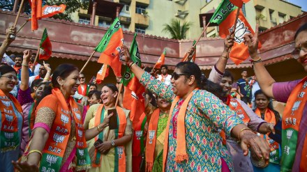party workers celebrated lok sabha elections victory by bursting firecrackers outside the office