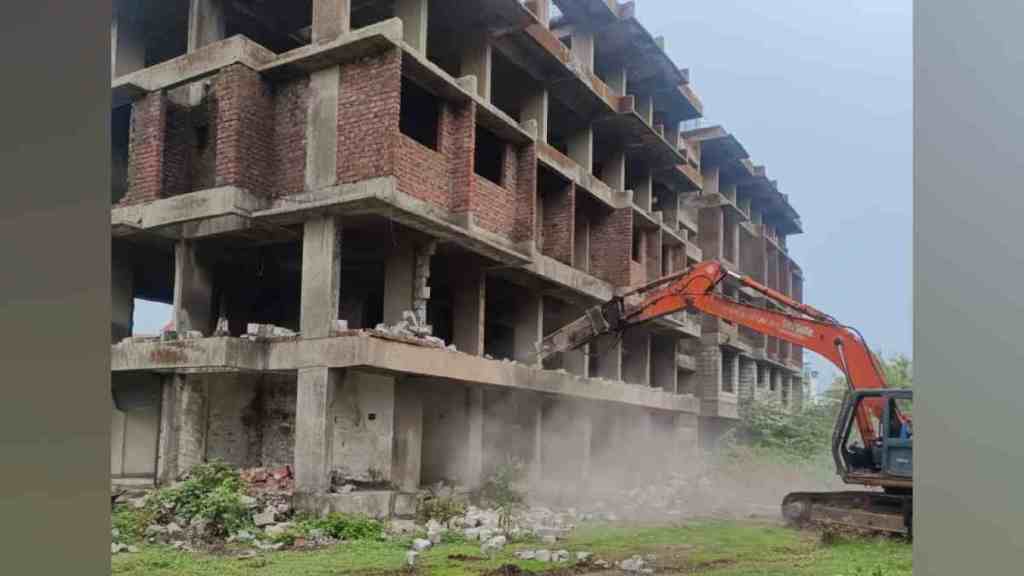 Kalyan, Illegal Four Storey Building Demolished in kalyan, Dawadi Village, illegal building demolished in kalyan Despite Heavy Rain,