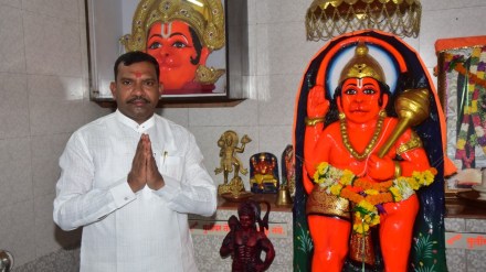 डॉक्टर हेमंत विष्णू सवरा मारुतीरायाचे दर्शन घेताना
photo : facebook डॉक्टर हेमंत विष्णू सवरा मारुतीरायाचे दर्शन घेताना
photo : facebook