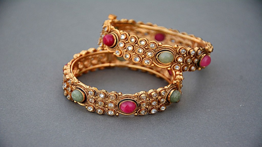 woman robbed, jewellery,