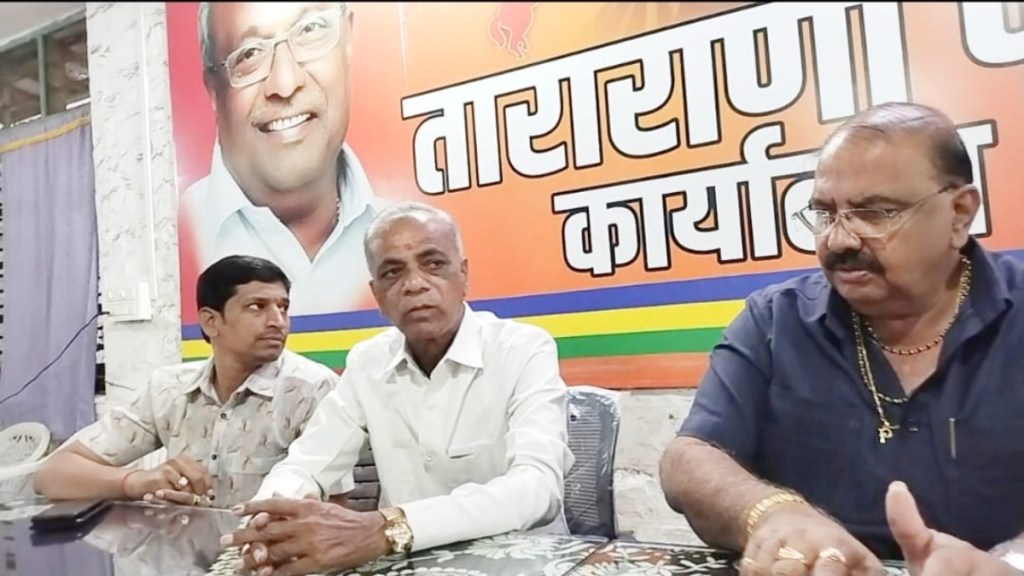 माजी नगरसेवक राजू बोंद्रे पत्रकार बैठकीत बोलताना लगावला.