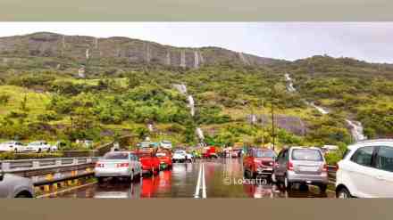 Lonavala, Crowds in Lonavala for Rainy Season, Rainy Season trip , Police Implement Temporary Traffic Change in lonavala,