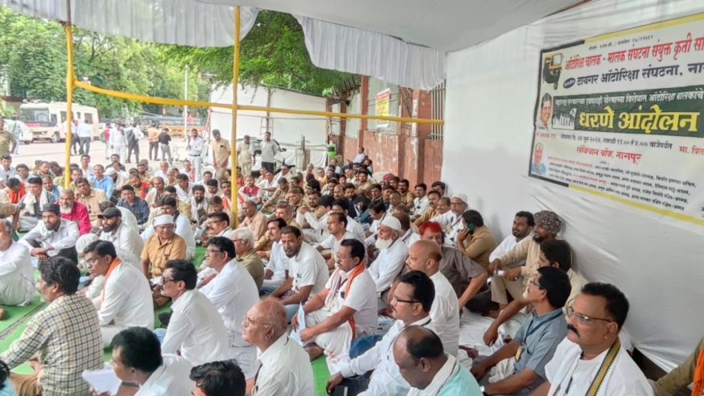 Autorickshaw drivers angry in Nagpur city movement for various demands