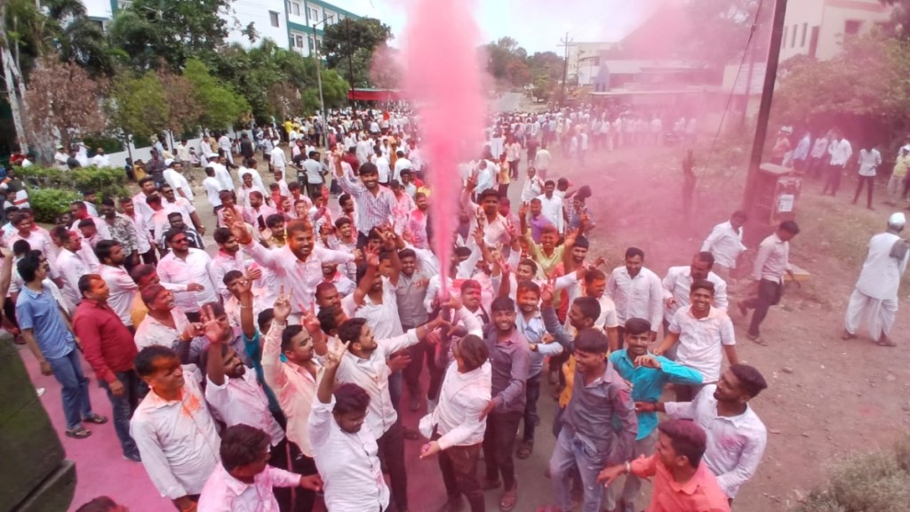 maha vikas aghadi workers cheering after victory