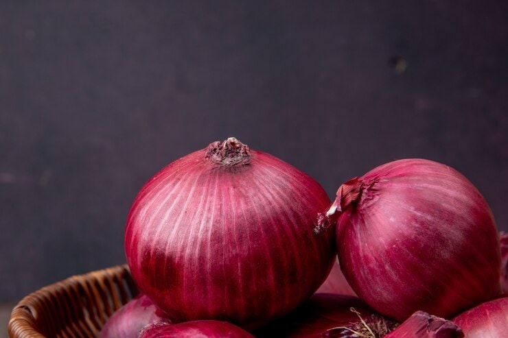 diy monsoon haircare onion juice to get rid of dandraff in marathi 