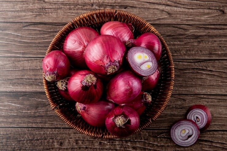 diy monsoon haircare onion juice to get rid of dandraff in marathi 