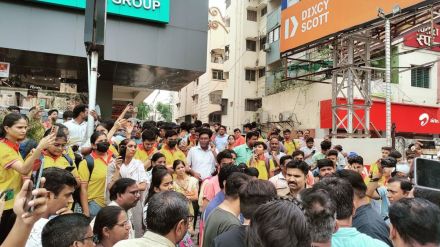 Hundreds of parents are on the streets against tuition teacher of JEE after the confusion over the results of NEET Hundreds of parents are on the streets against tuition teacher of JEE after the confusion over the results of NEET