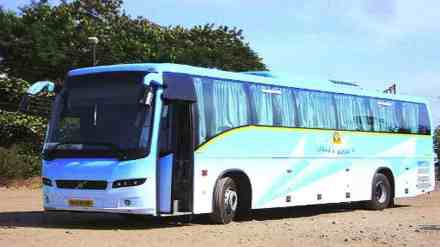 shivneri bus driver hit the car in pune