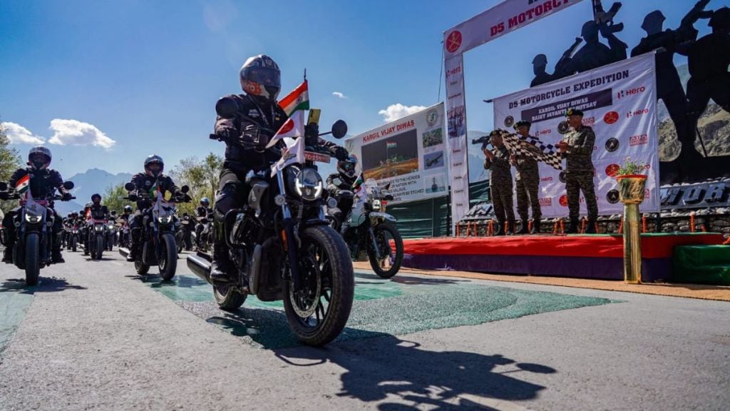brave officers of the Indian Army reached Dras-Kargil on a motorcycle brave officers of the Indian Army reached Dras-Kargil on a motorcycle