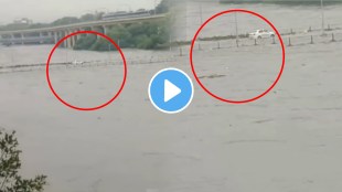 Pune rain video car stuck in flood water on tilak bridge in front of pmc video