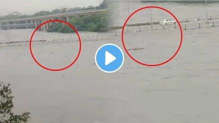 Pune rain video car stuck in flood water on tilak bridge in front of pmc video
