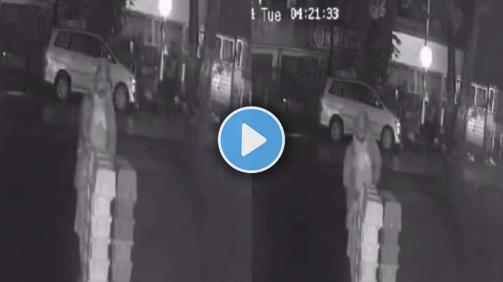 milk thief caught on Red Handed near siddhivinayak temple in dadar