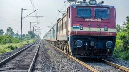Indian passenger take matters in own hands after ticketless people trouble him on Mumbai Mail TTEs came into the compartment and fined them heavily