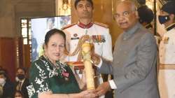 देशाच्या फाळणीनंतर झाडाखाली घेतला आसरा, मालगाडीने भारतात आल्यानंतर आज ८ हजार कोटींच्या मालकीण; कोण आहेत रजनी बेक्टर?