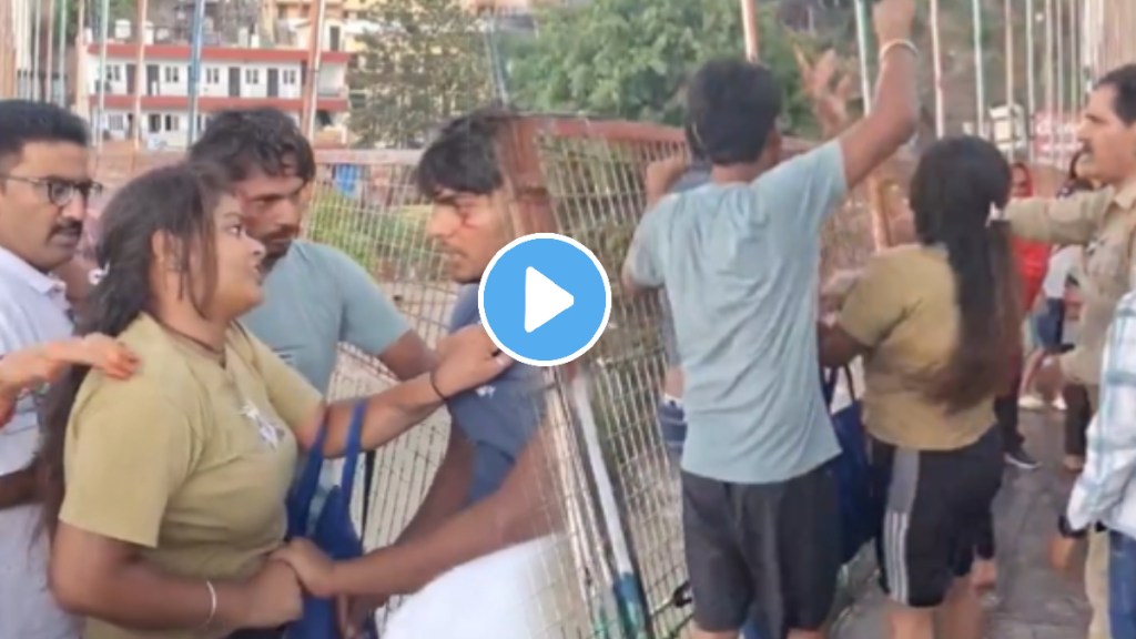 Ram jhoola,Rsihikesh a women was beating a man, because he had a fight with her husband video viral