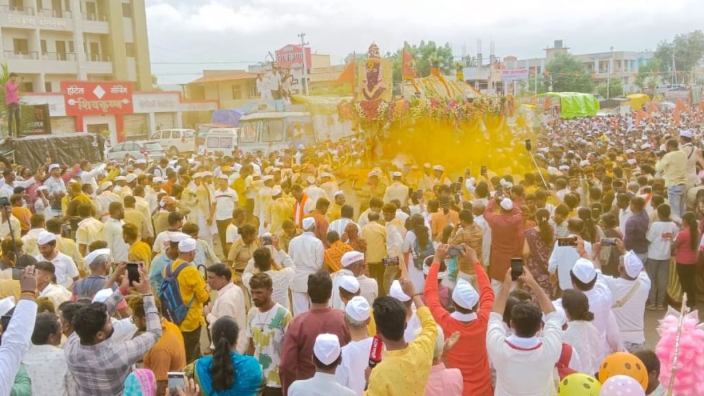 Welcoming Saint Dnyaneshwar by blowing up Bhandara in Jejuri Nagar of Khanderaya