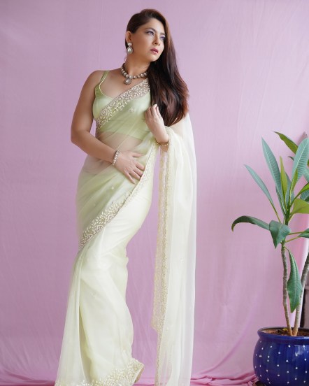 Sonalee Kulkarni Photos 